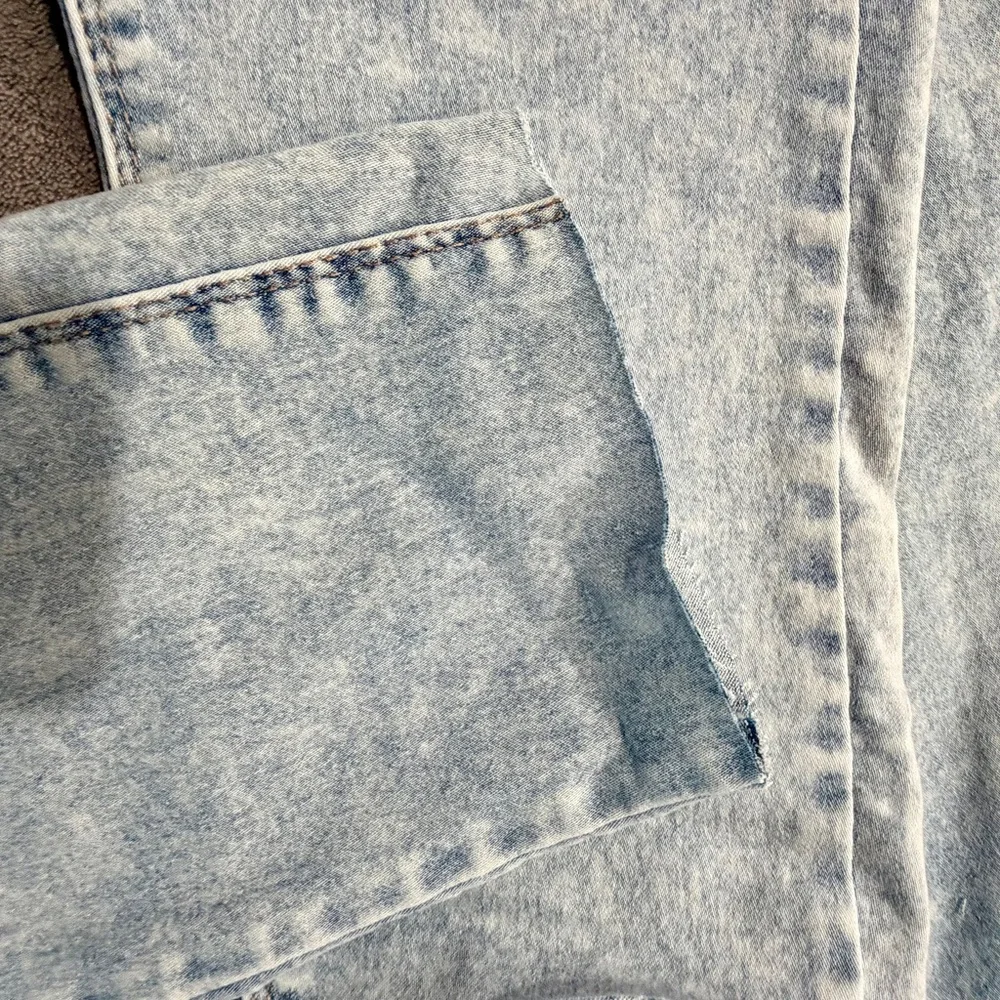 Curve Appeal Women's Light Wash Straight Jeans. Gently loved